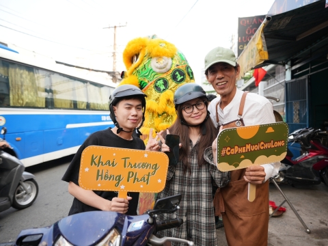 Khách hàng  của chú Long
